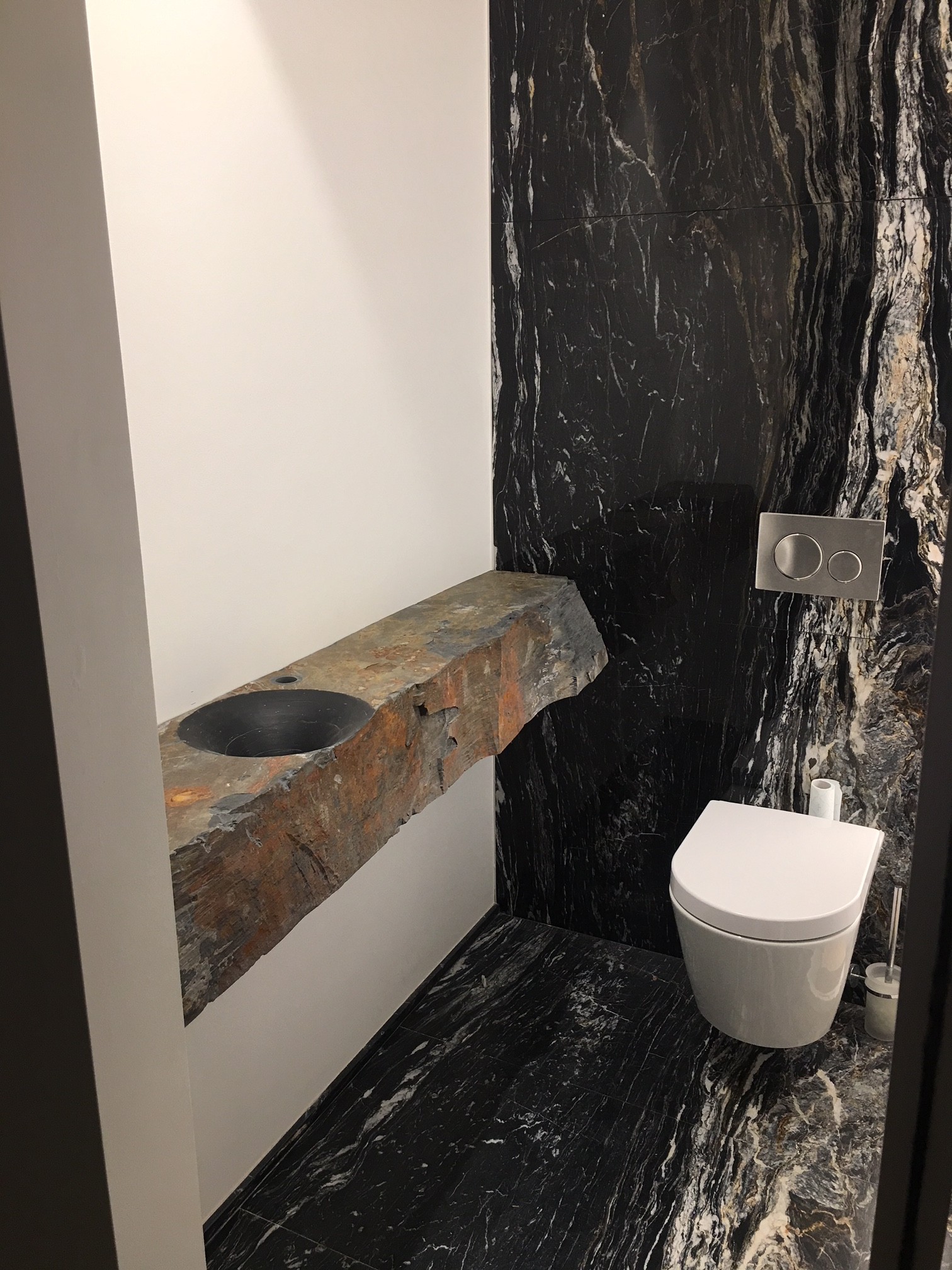 habillage toilette en schiste et golden night marbre evier
