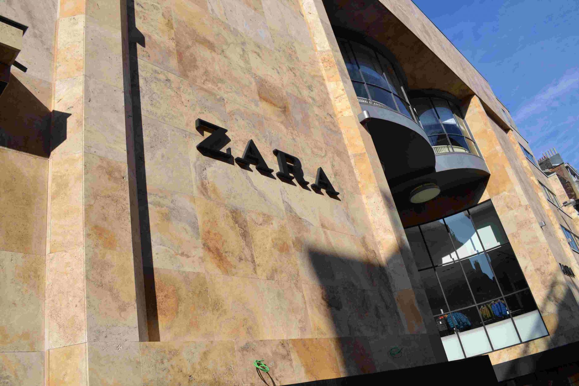 Facade with yellow stone from Spain