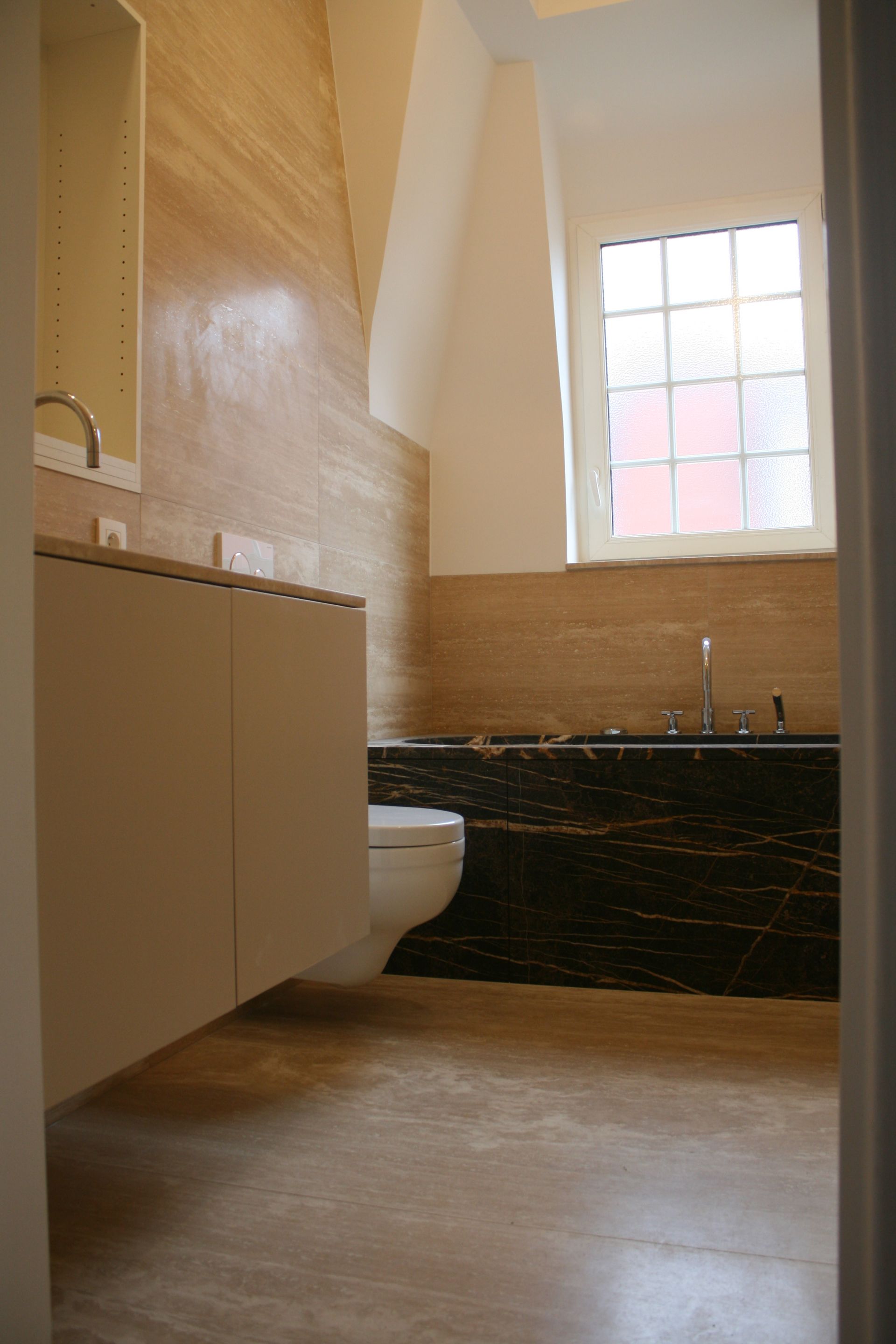 salle de bain en marbre port saint laurent et travertin romain 