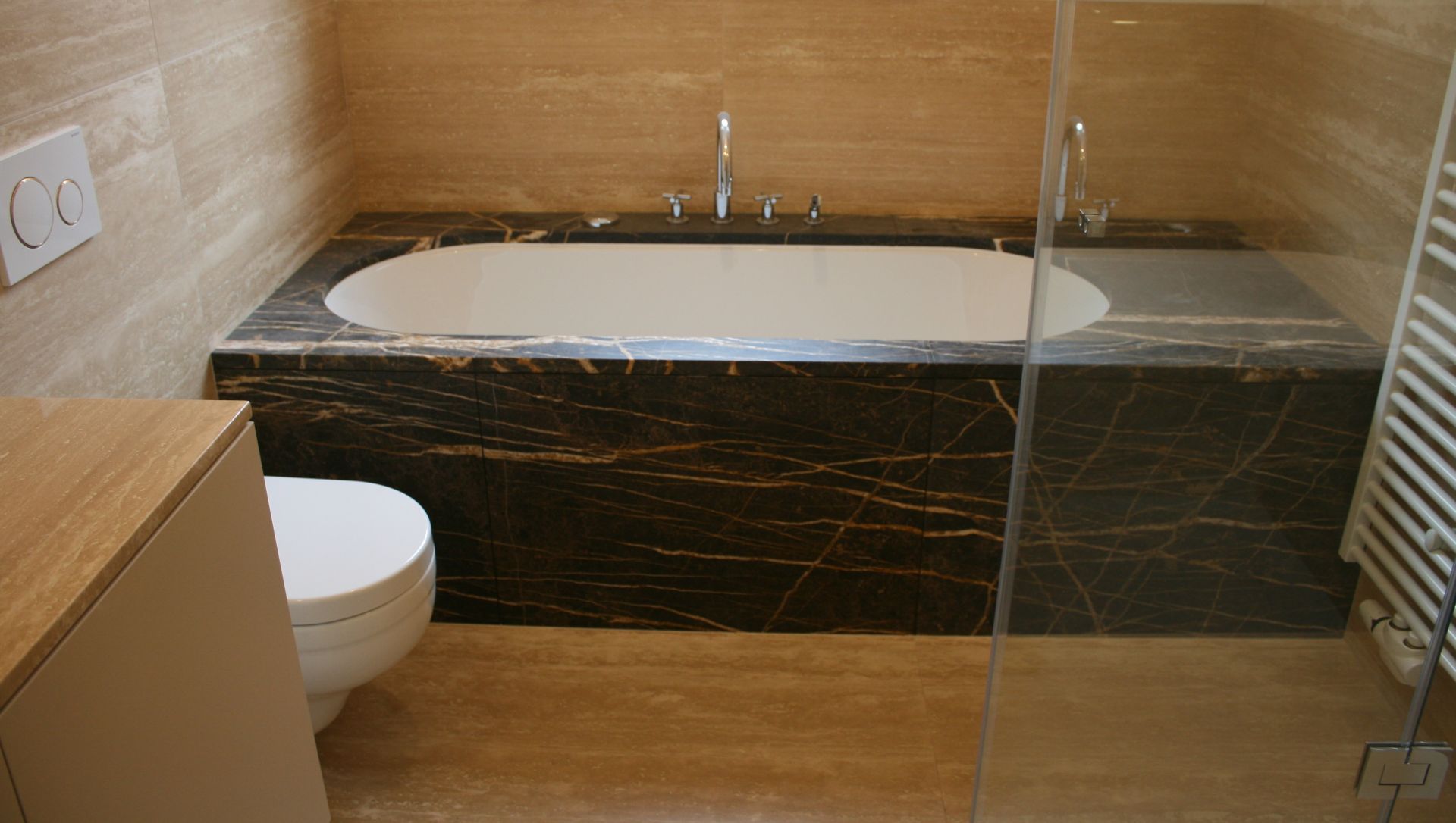 Bathroom with Port Saint Laurent and Travertin