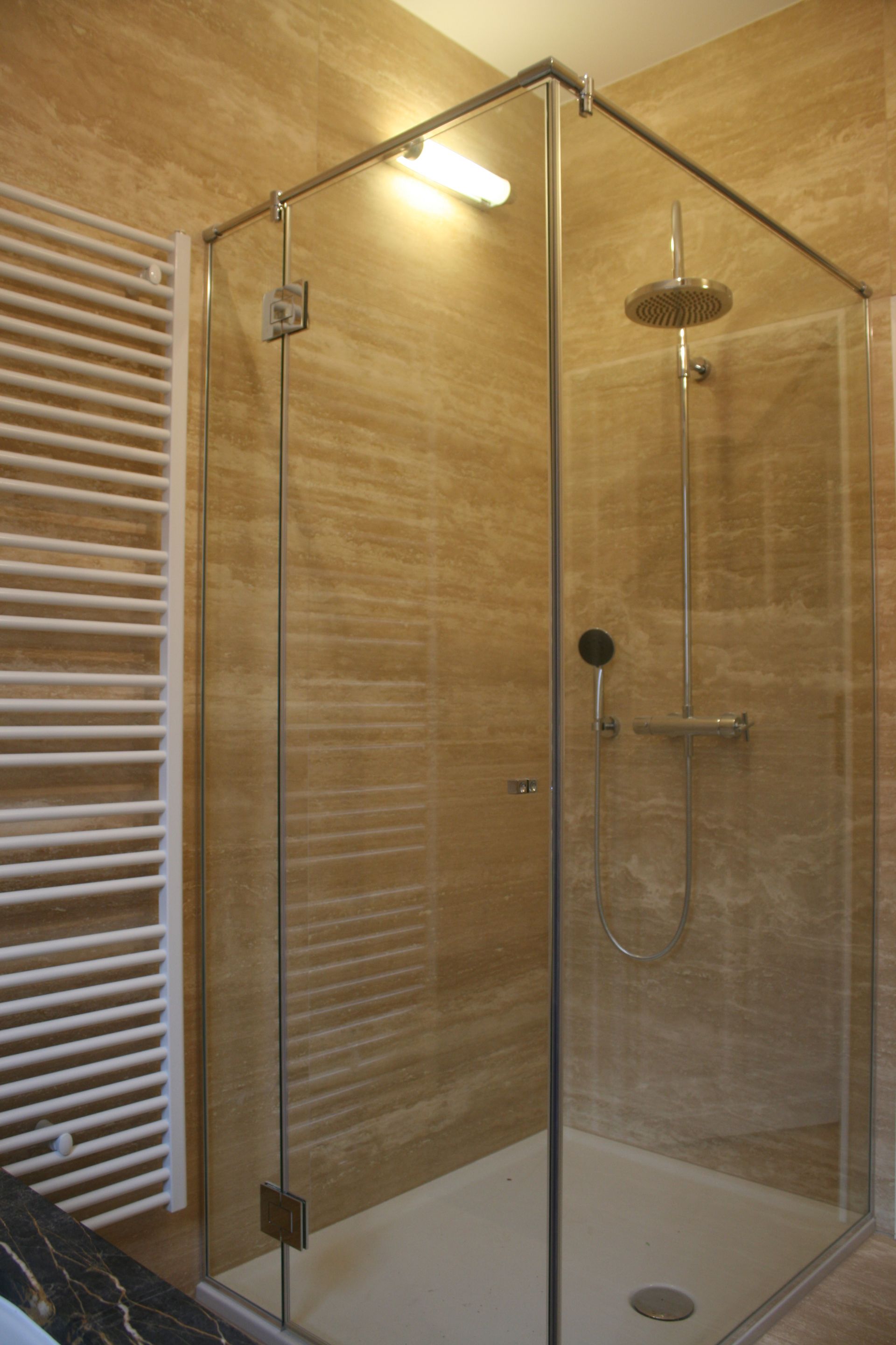Bathroom with Port Saint Laurent and Travertin