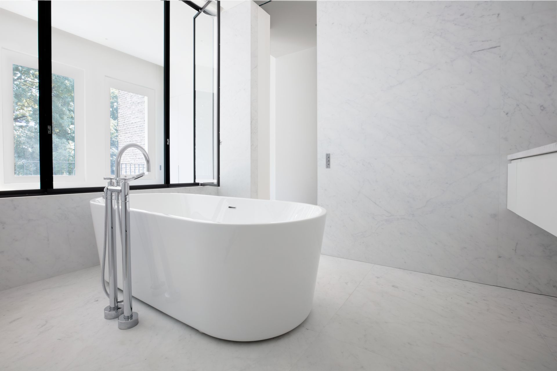 Badkamer met gezandstraald witte van Carrara