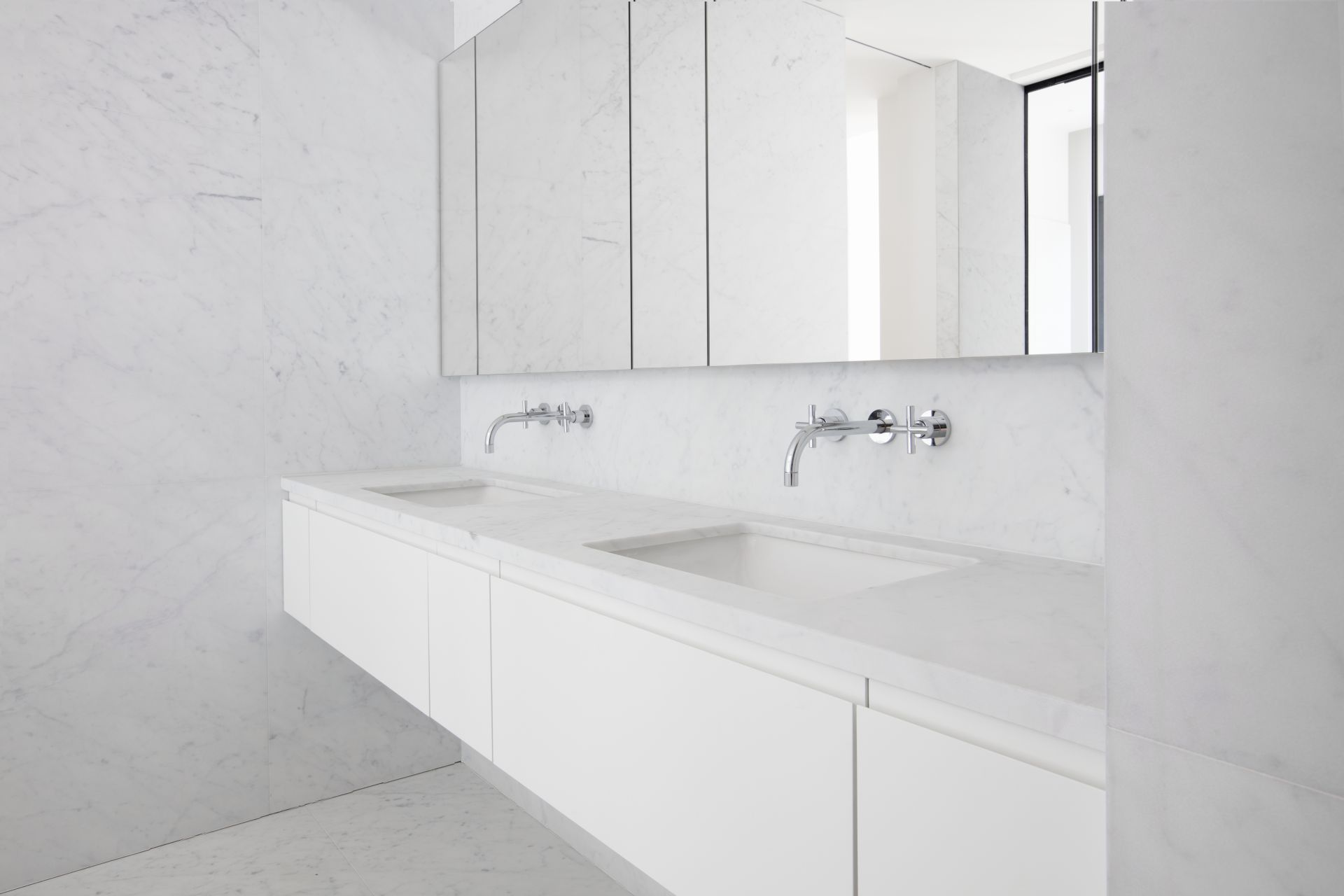 Badkamer met gezandstraald witte van Carrara