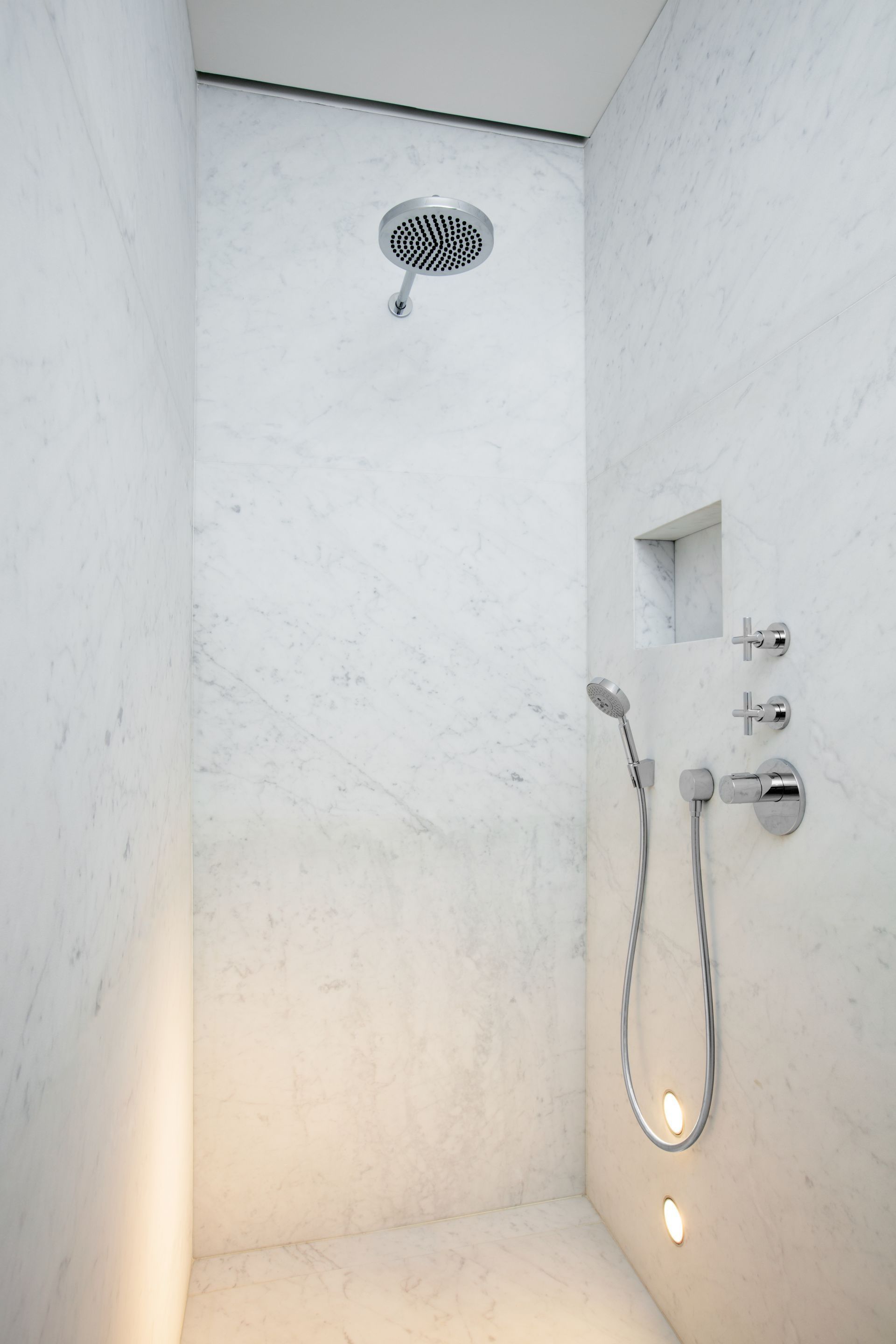 Badkamer met gezandstraald witte van Carrara