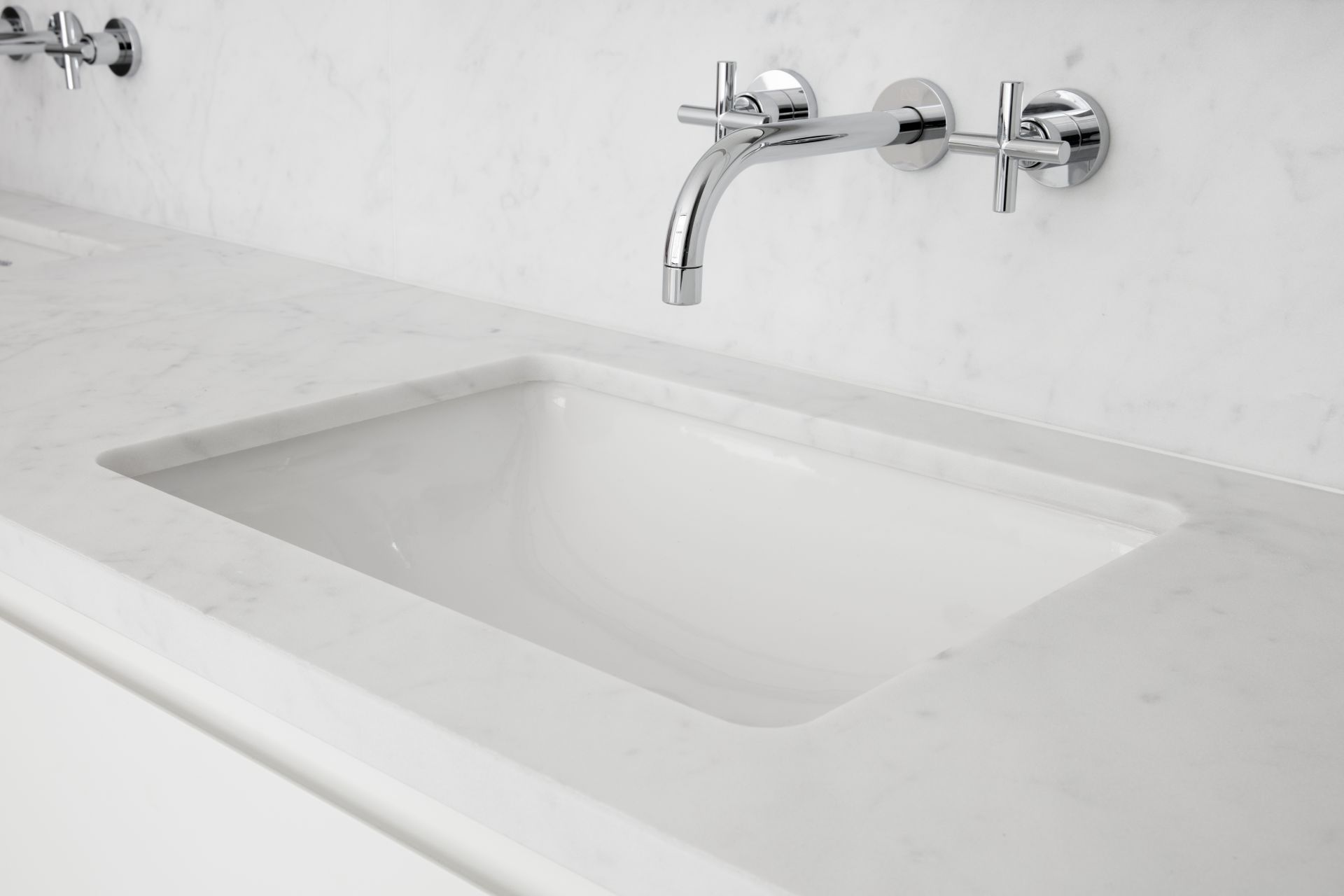 Badkamer met gezandstraald witte van Carrara