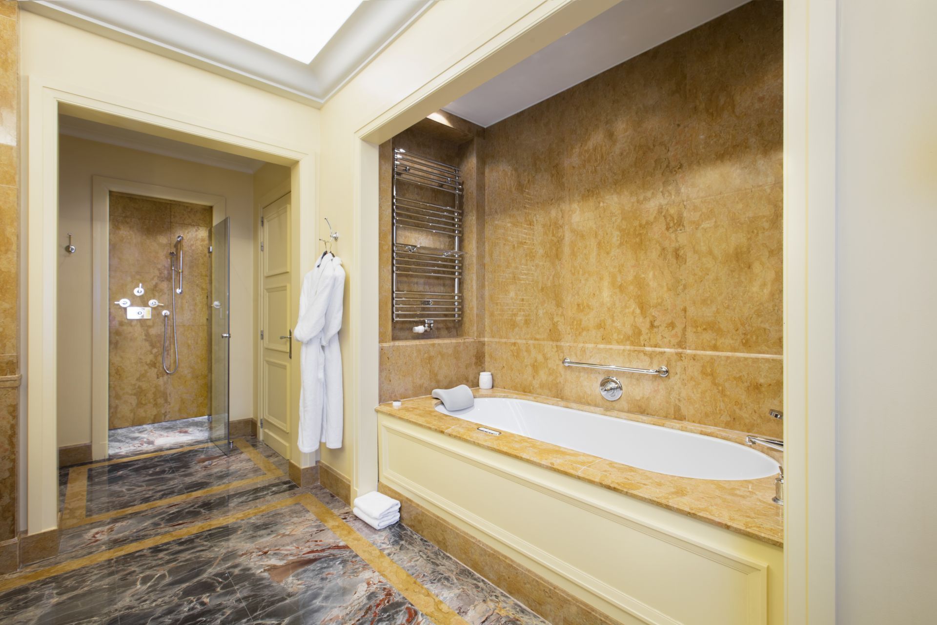  badkamer hotel plaza in Giallo Reale en Sarrancolin