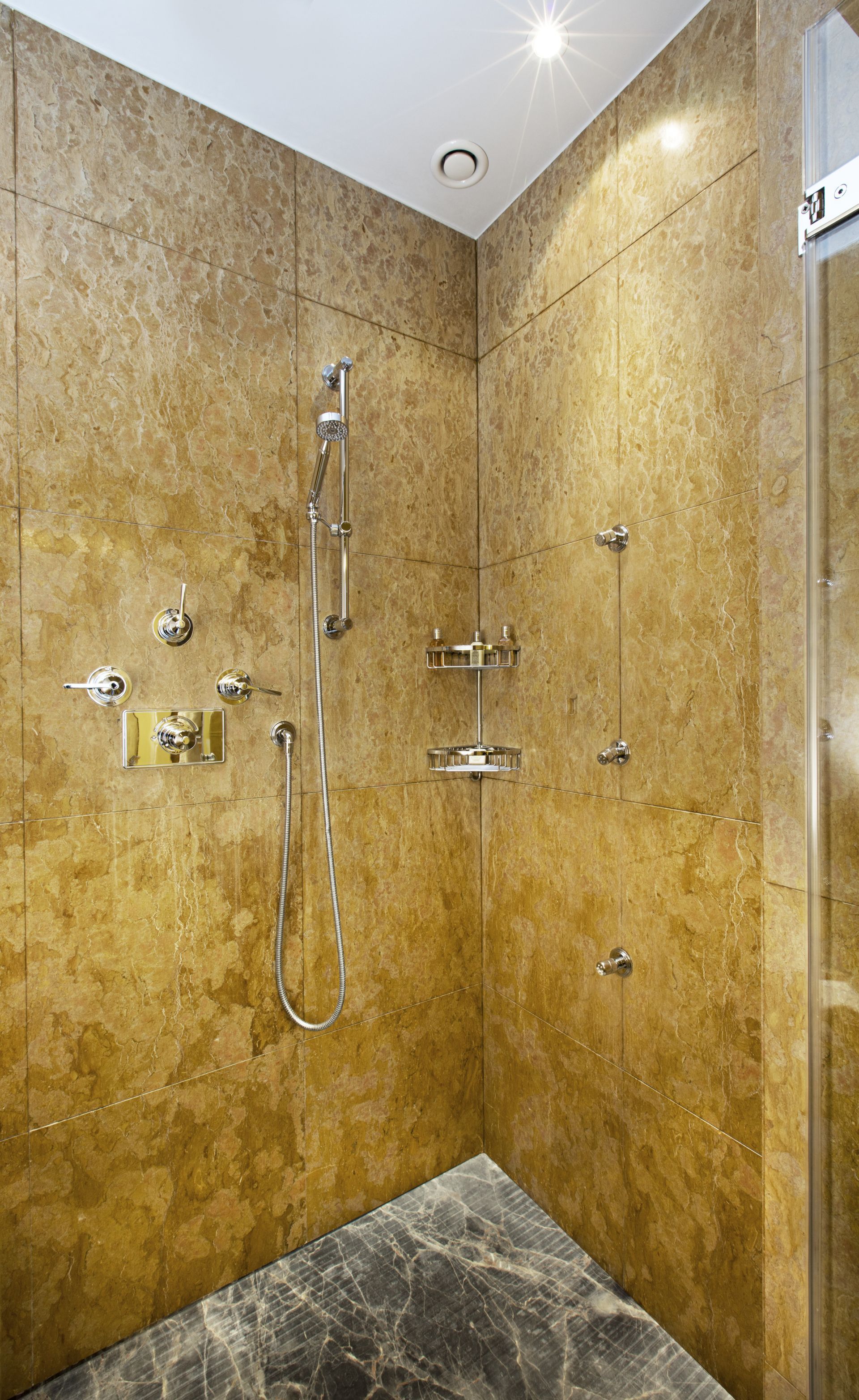 salle de bain hôtel plaza en giallo reale et sarrancolin 