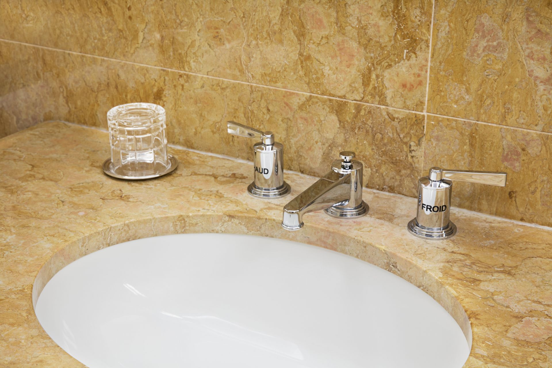 salle de bain hôtel plaza en giallo reale et sarrancolin 