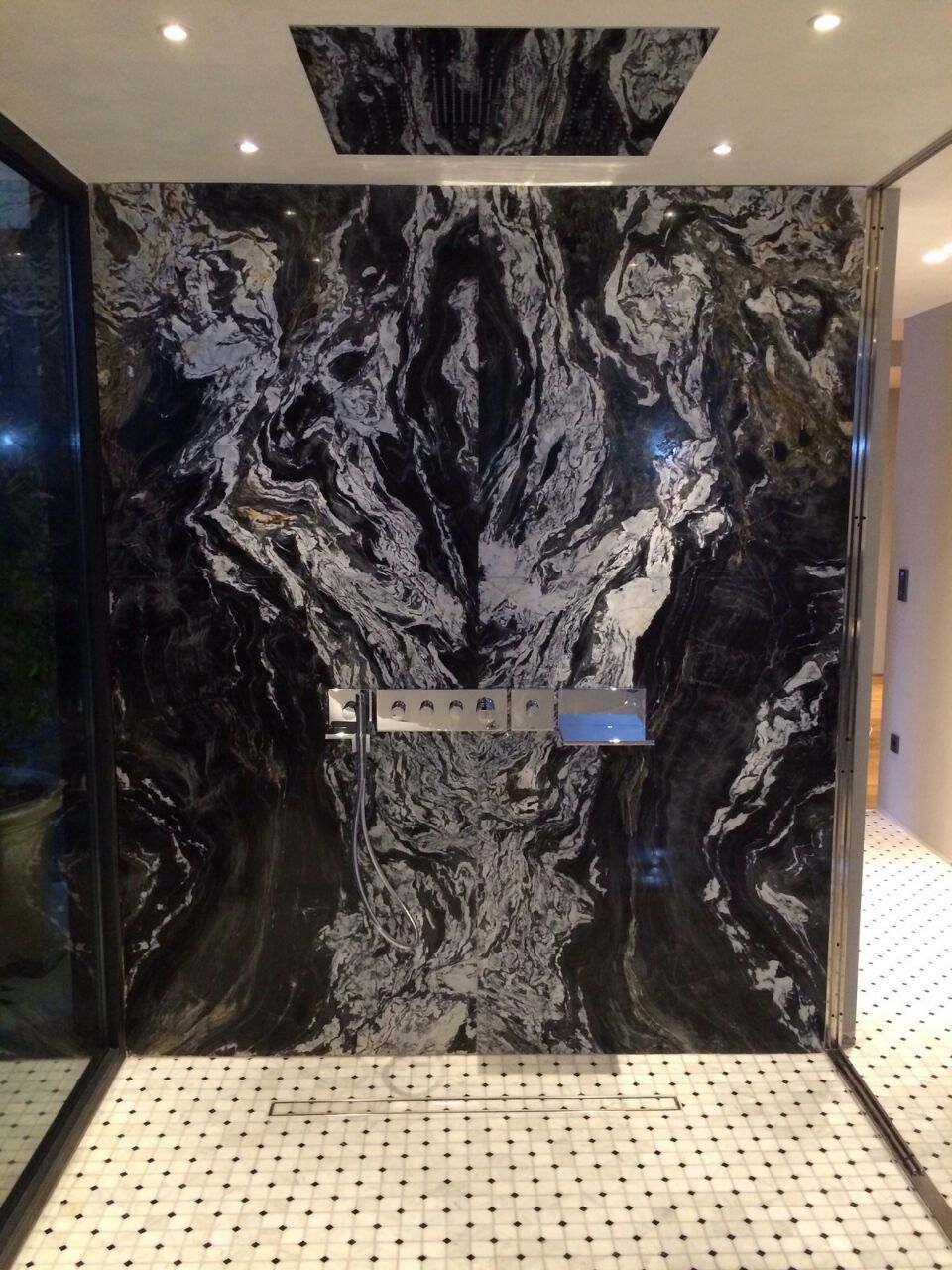 salle de bain et douche en marbre golden night