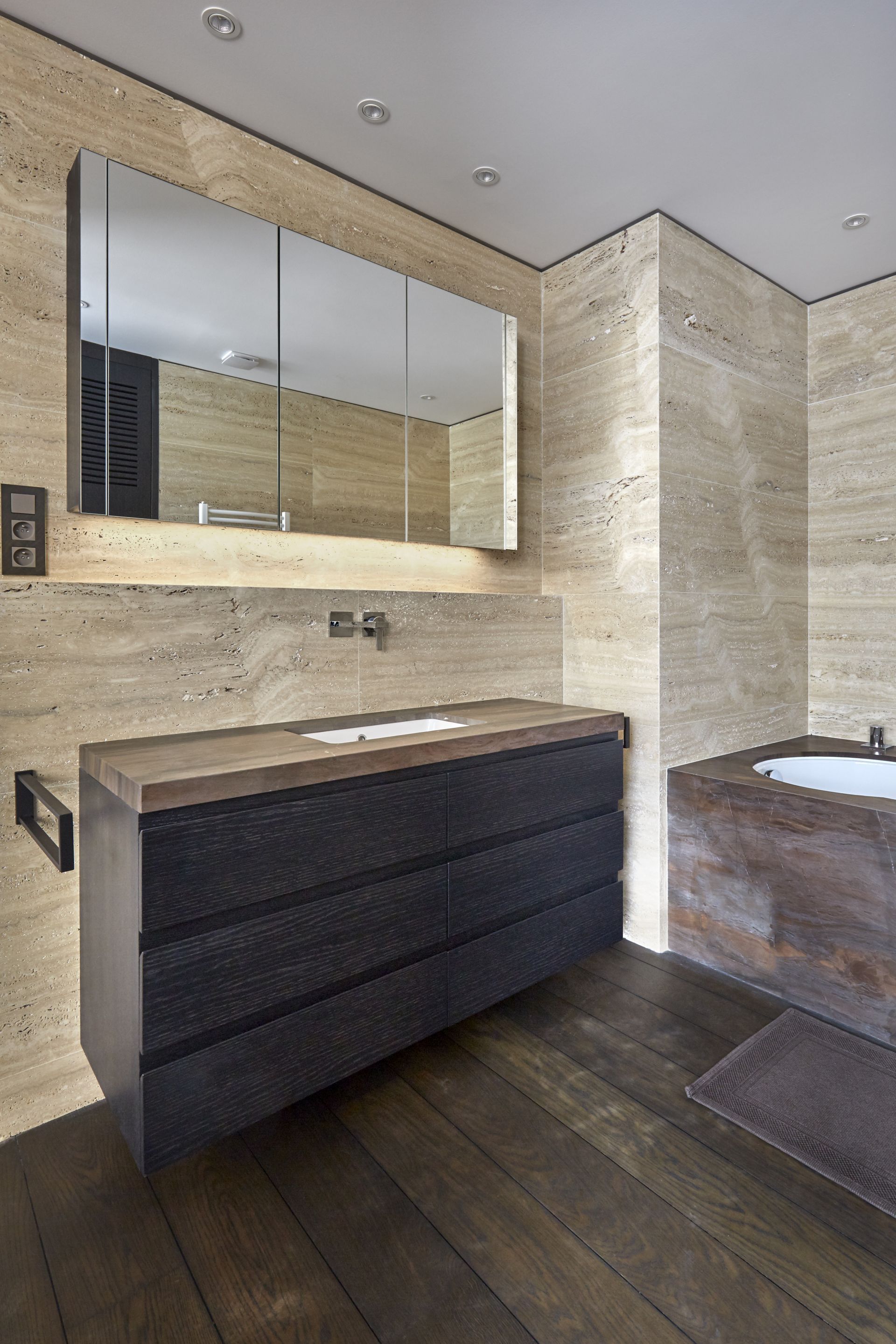Bathroom with Duetto and Travertin Romain Classic