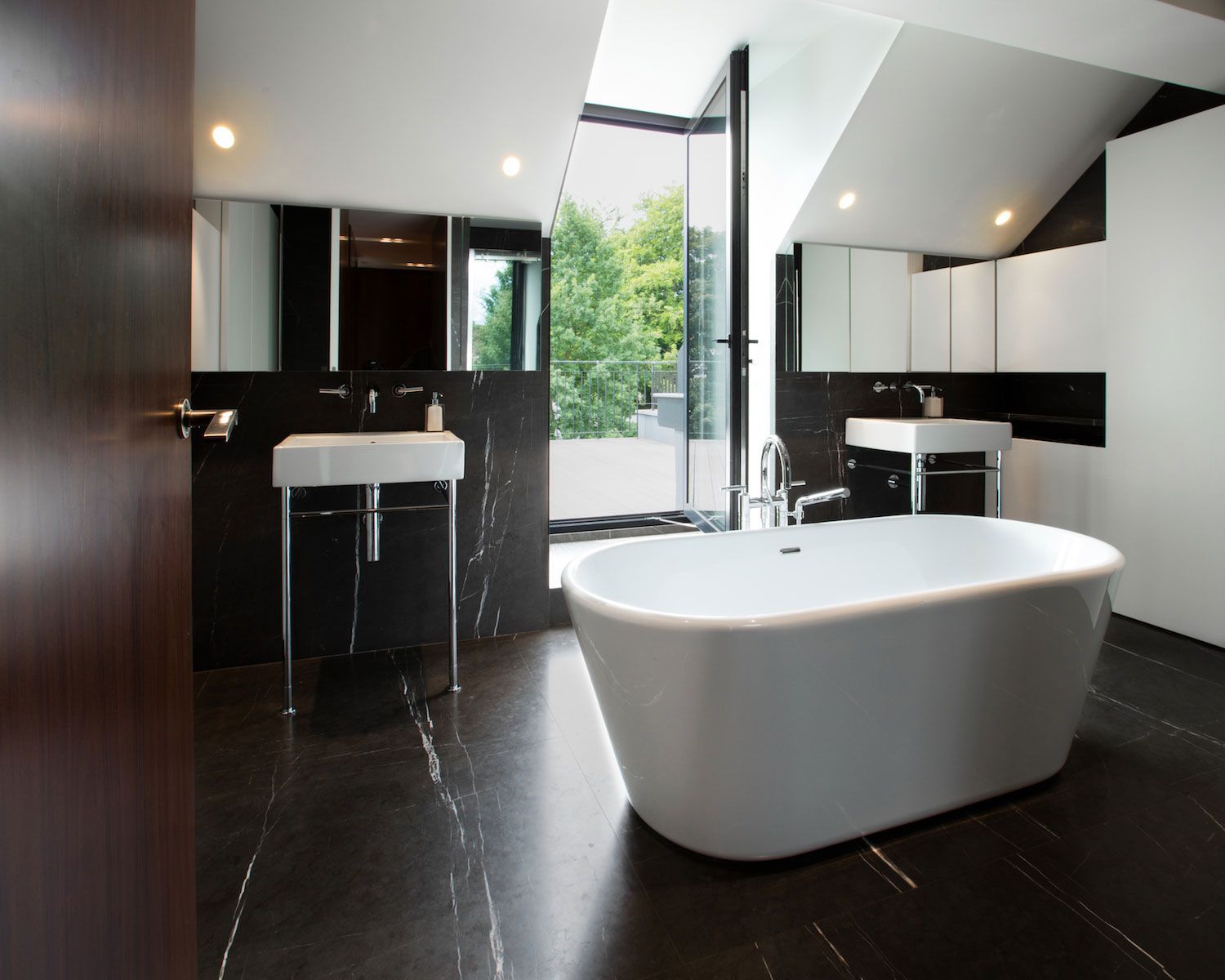 salle de bain en marbe antracite dark