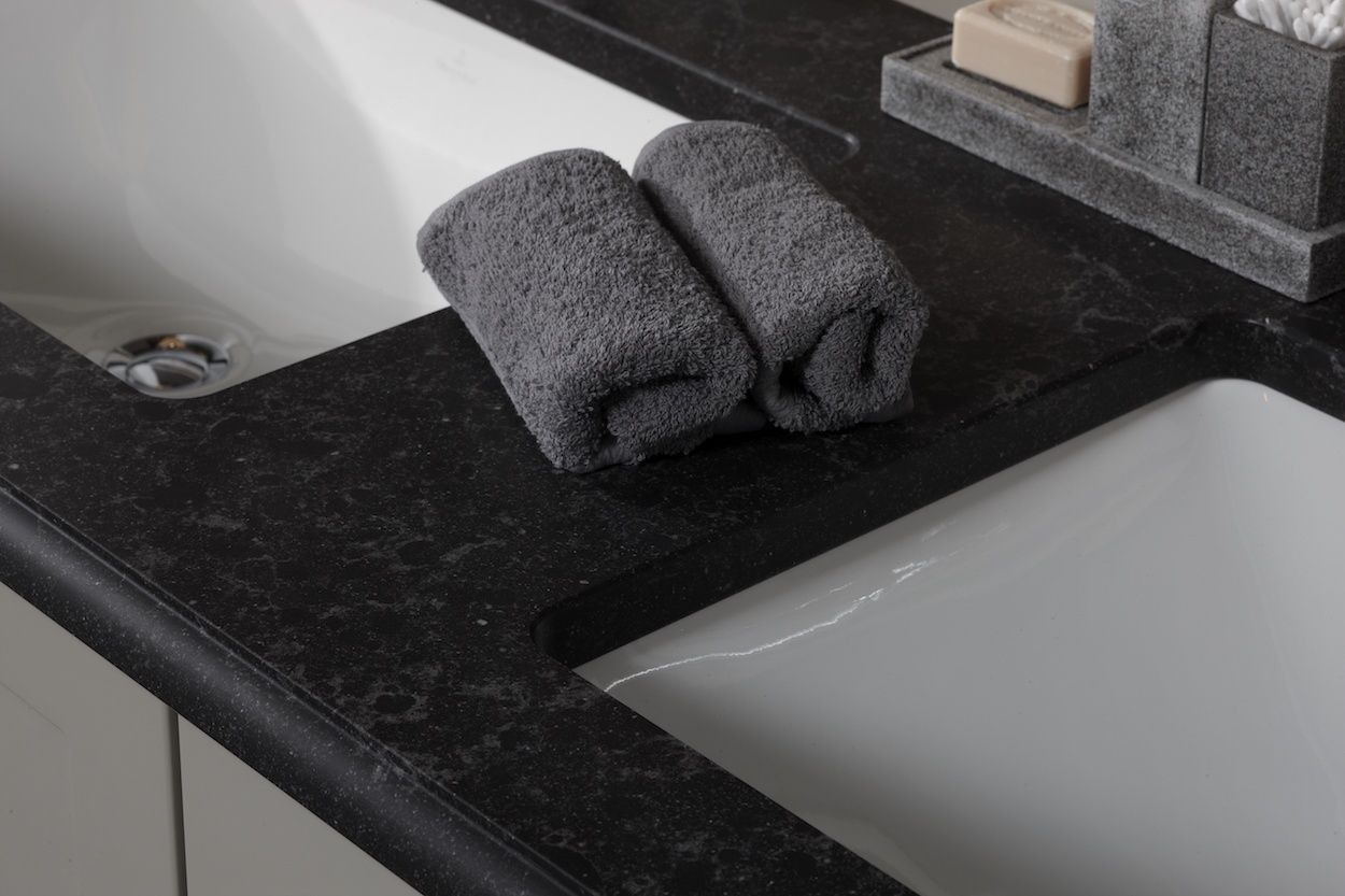 Bathroom with Diresco Begian Blue