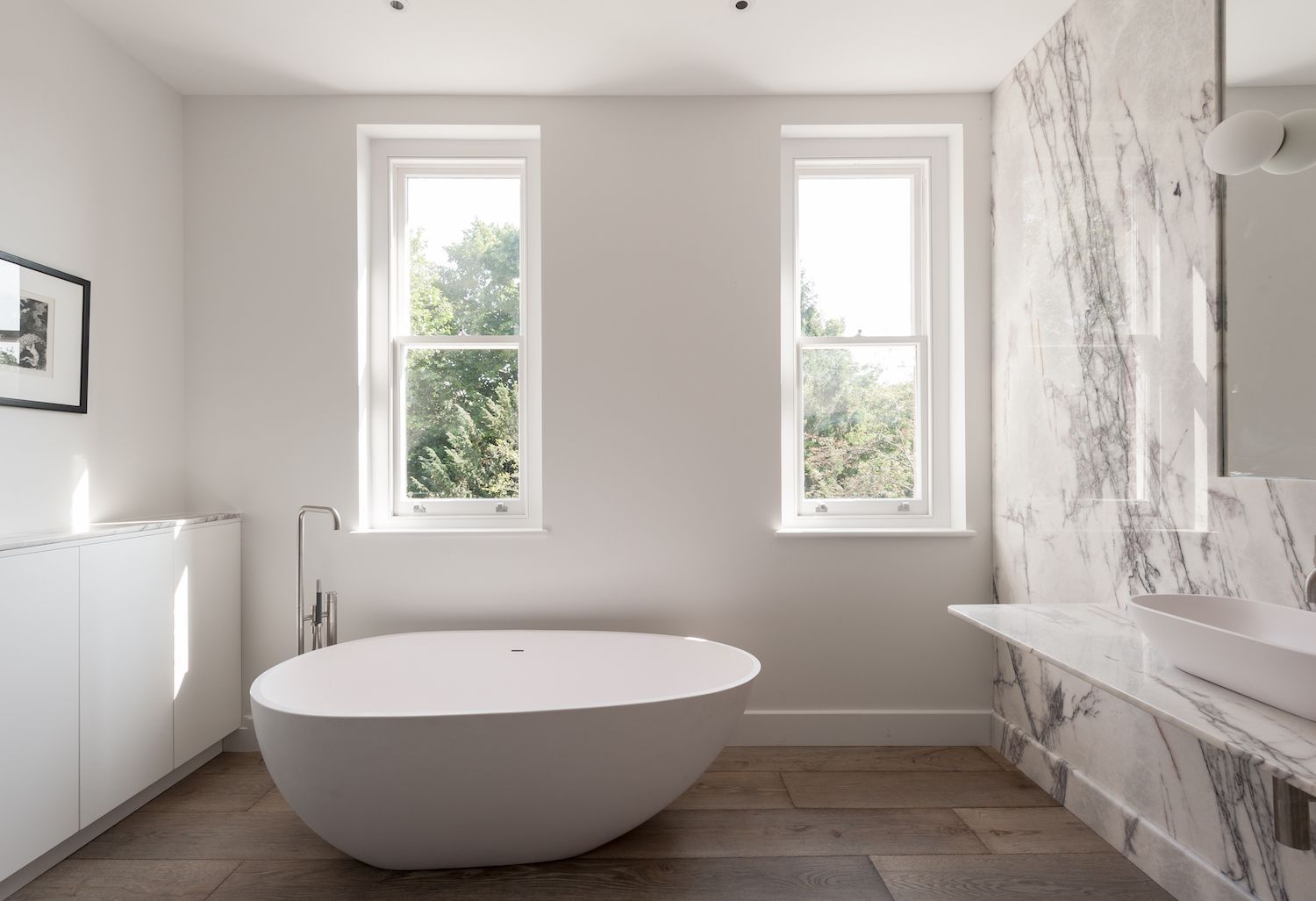 salle de bain en arabescato satiné marbre blanc