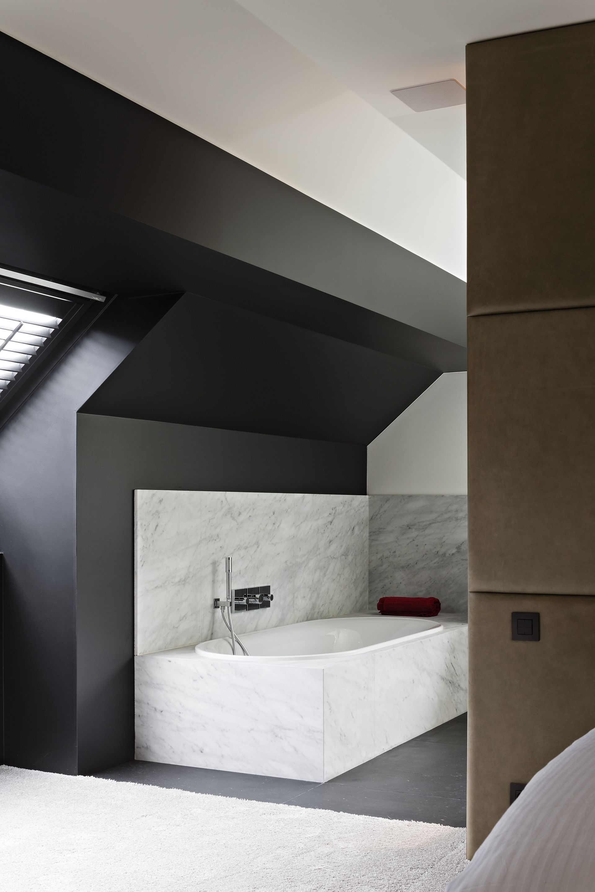 salle de bain en blanc de carrare et schiste