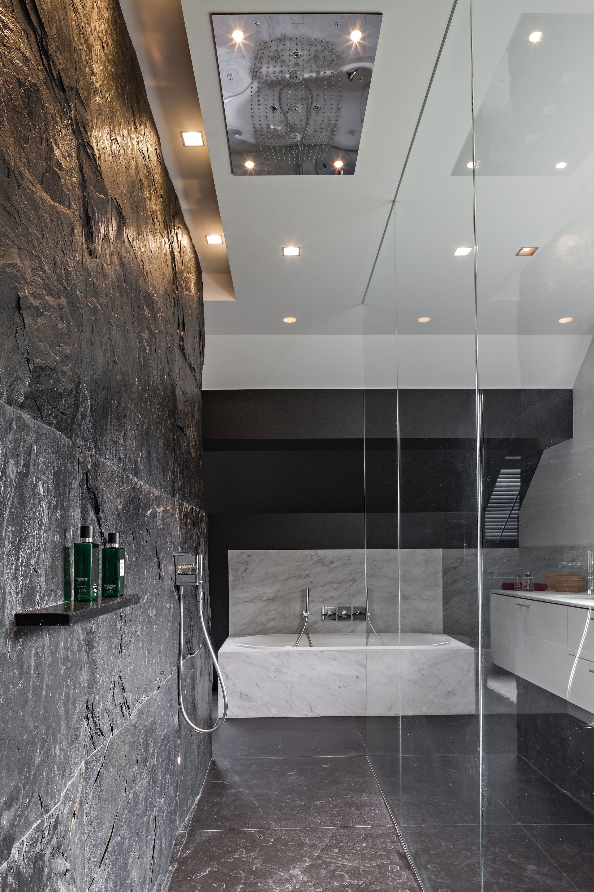 Salle de Bain en Blanc de Carrare et Schiste