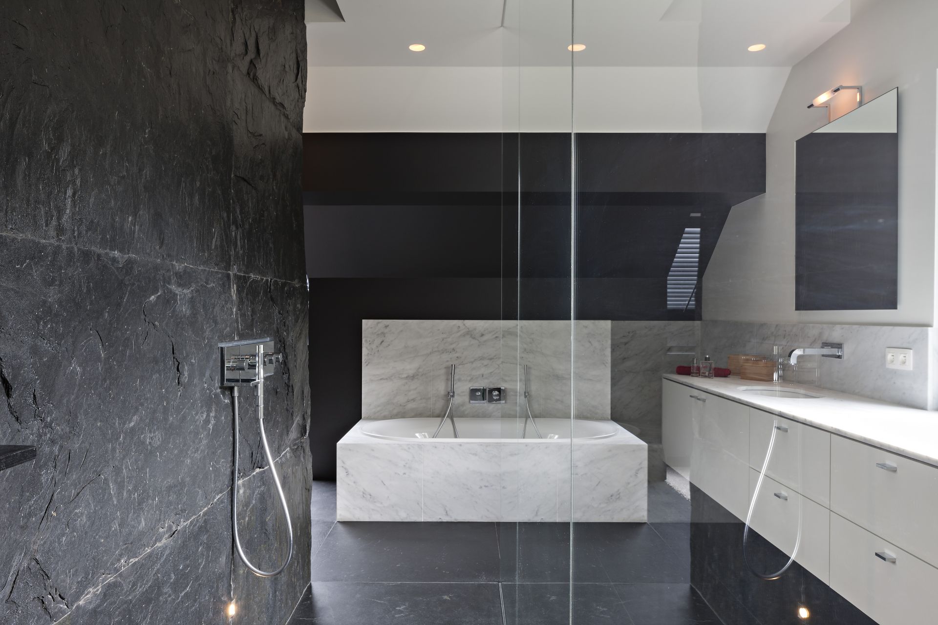 Salle de Bain en Blanc de Carrare et Schiste