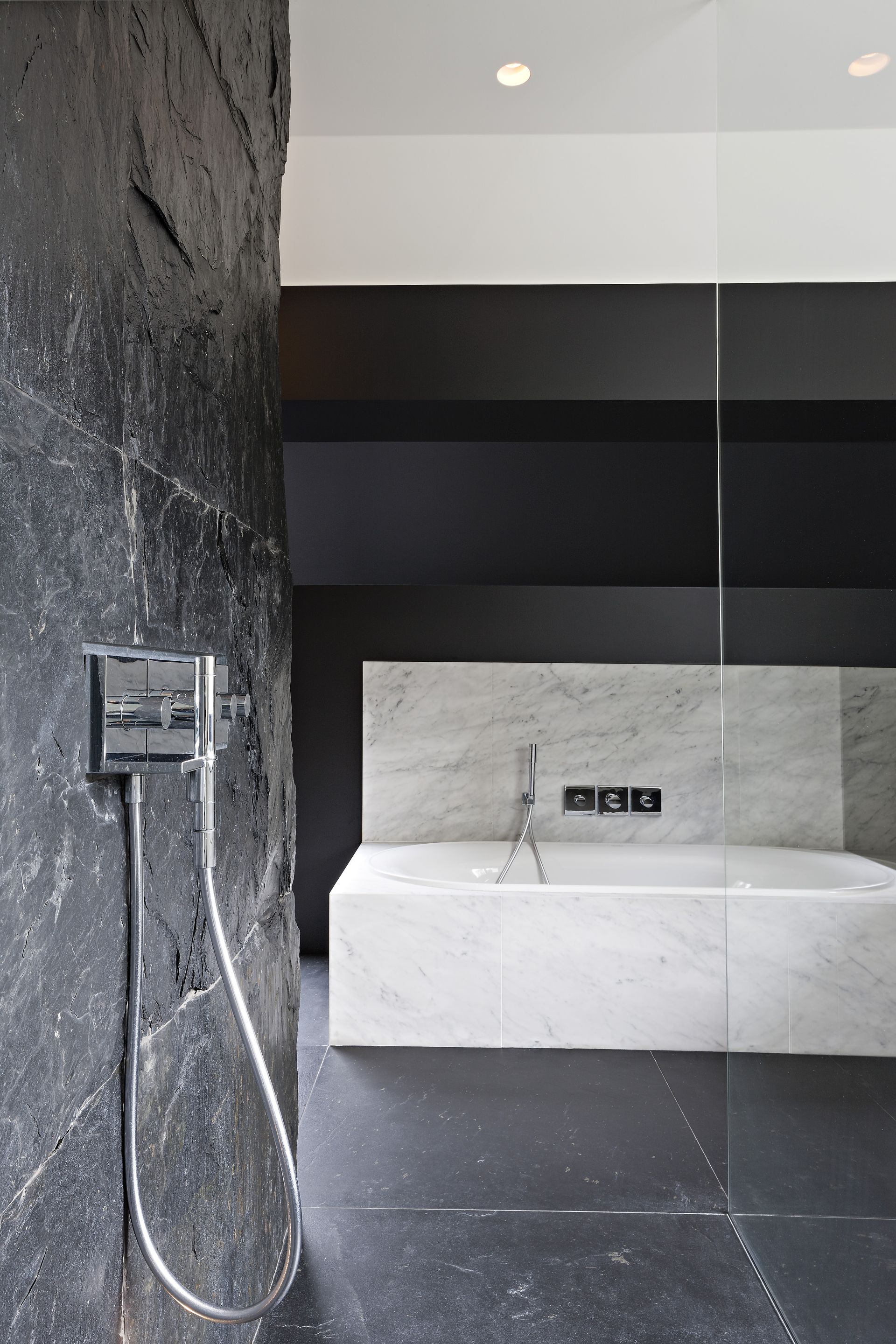 Salle de Bain en Blanc de Carrare et Schiste
