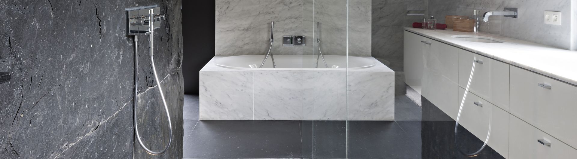 Salle de Bain en Blanc de Carrare et Schiste