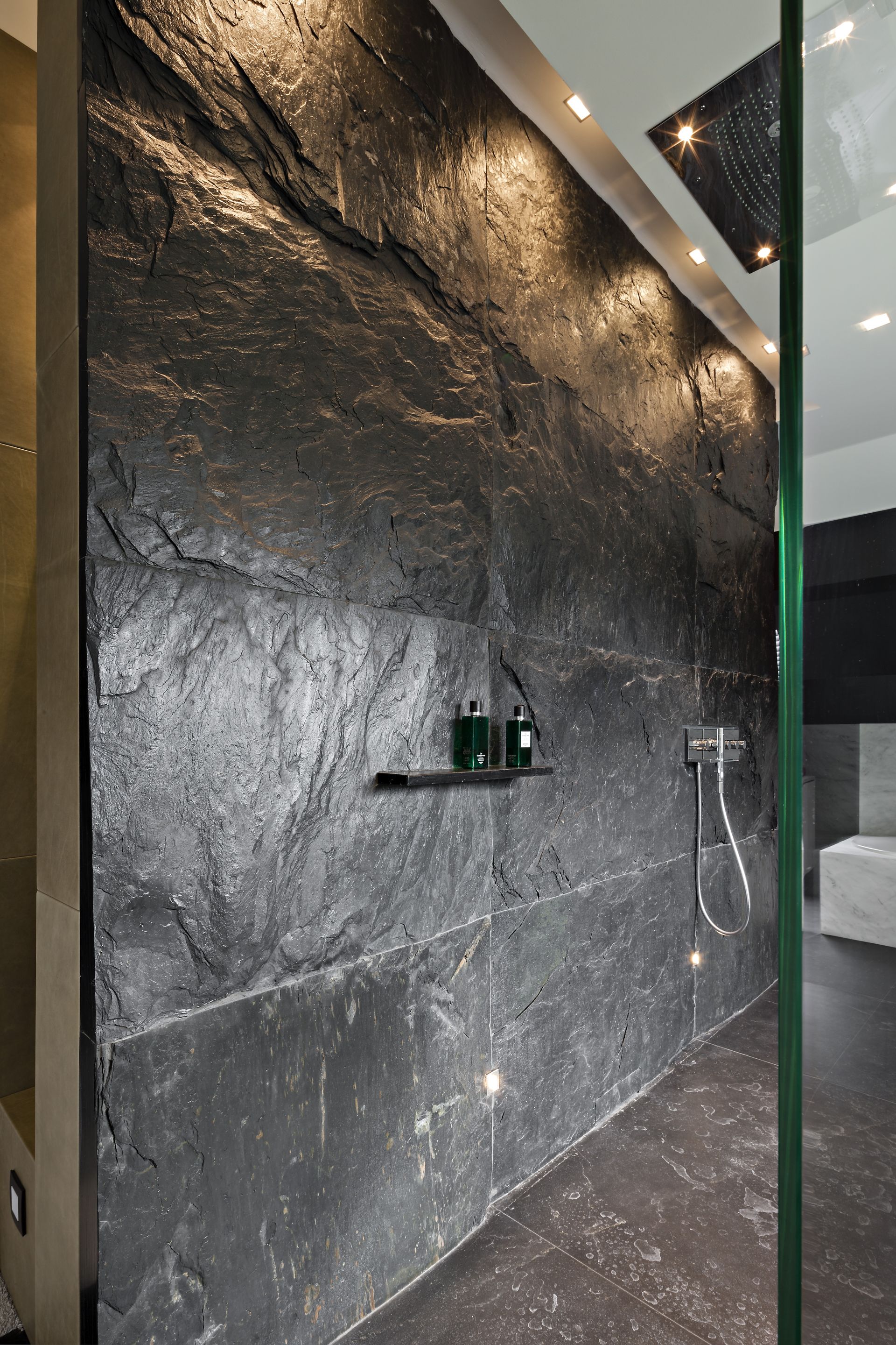 Salle de Bain en Blanc de Carrare et Schiste