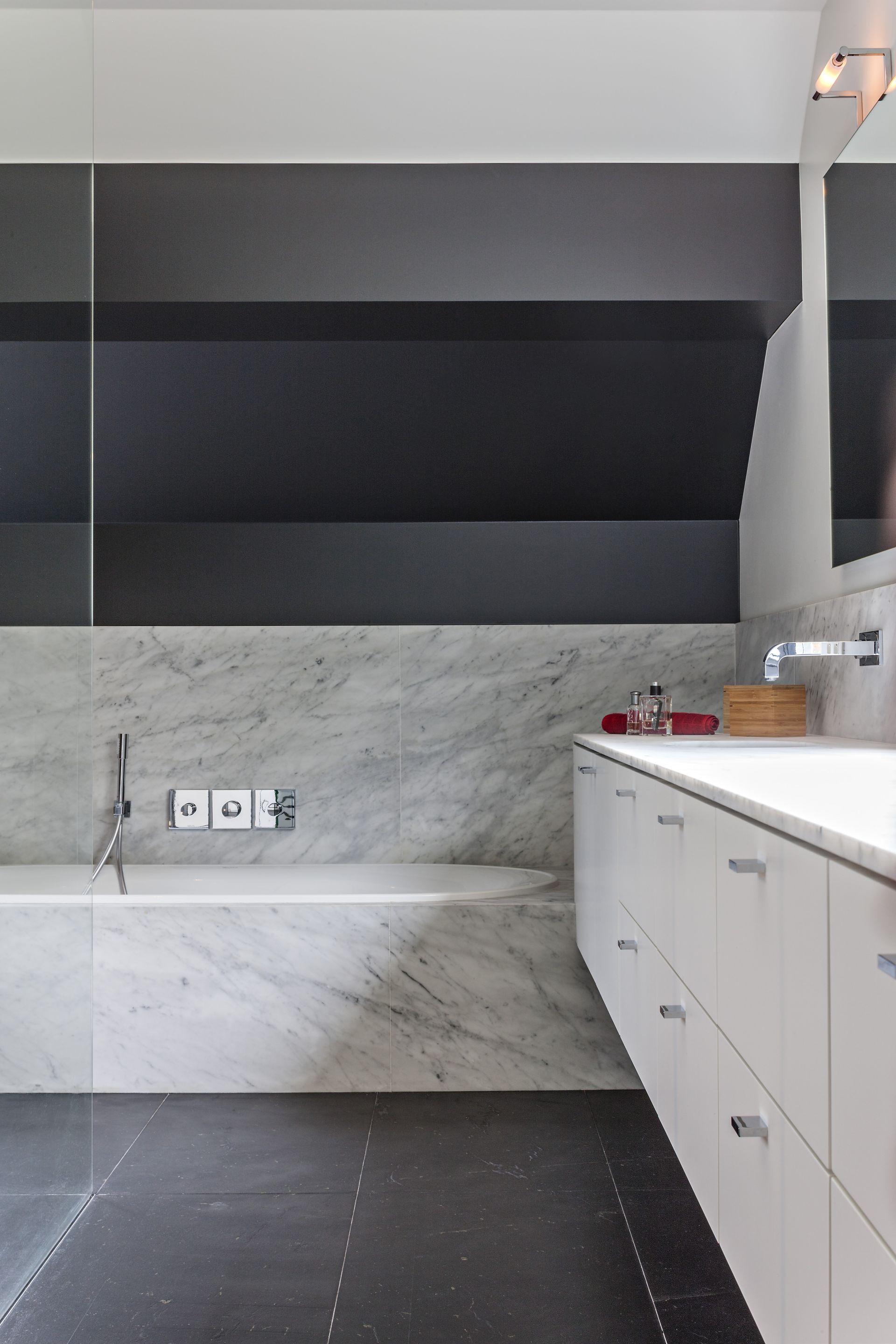 Salle de Bain en Blanc de Carrare et Schiste