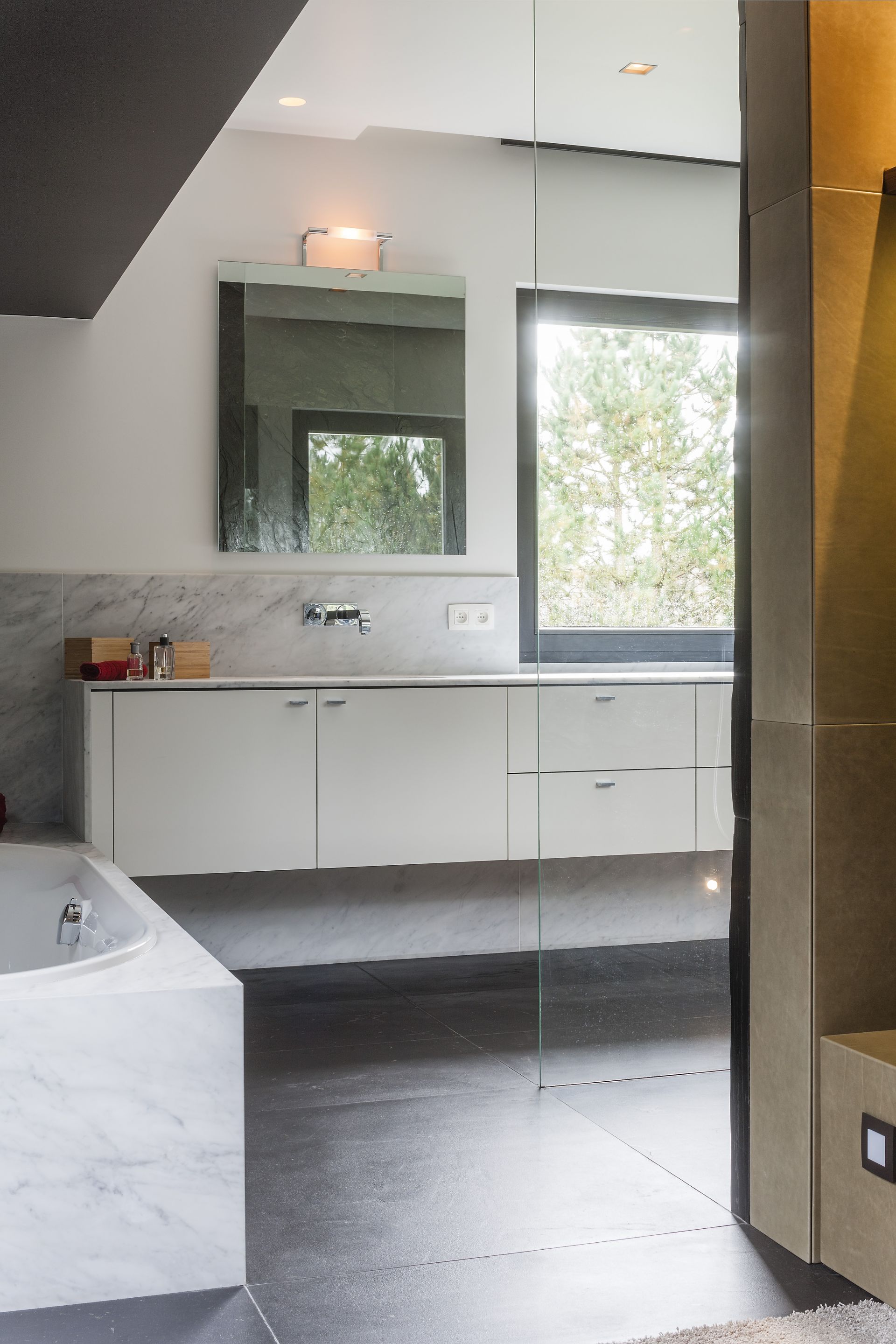Salle de Bain en Blanc de Carrare et Schiste