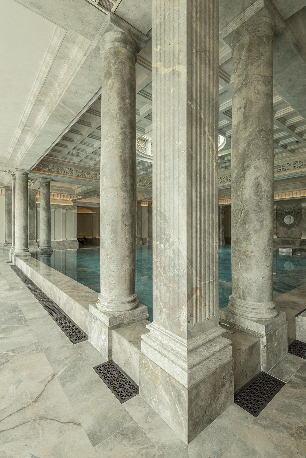 PISCINE ET DALLAGE EN FIORI DI BOSCO