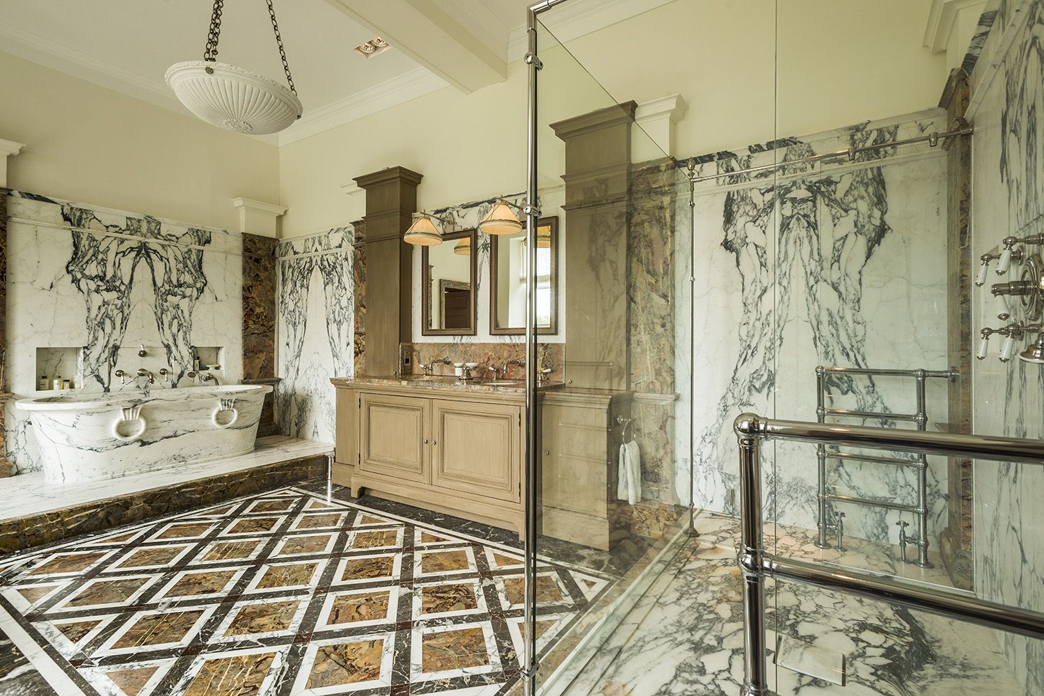 salle de bain avec bain massif et dallage en arabescatto et sarrancolin