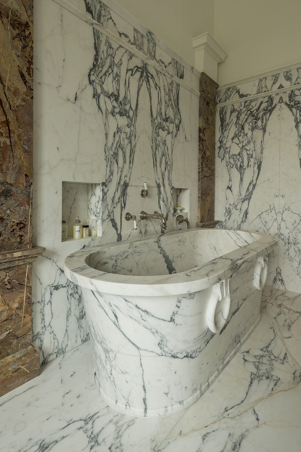 salle de bain avec bain massif et dallage en arabescatto et sarrancolin