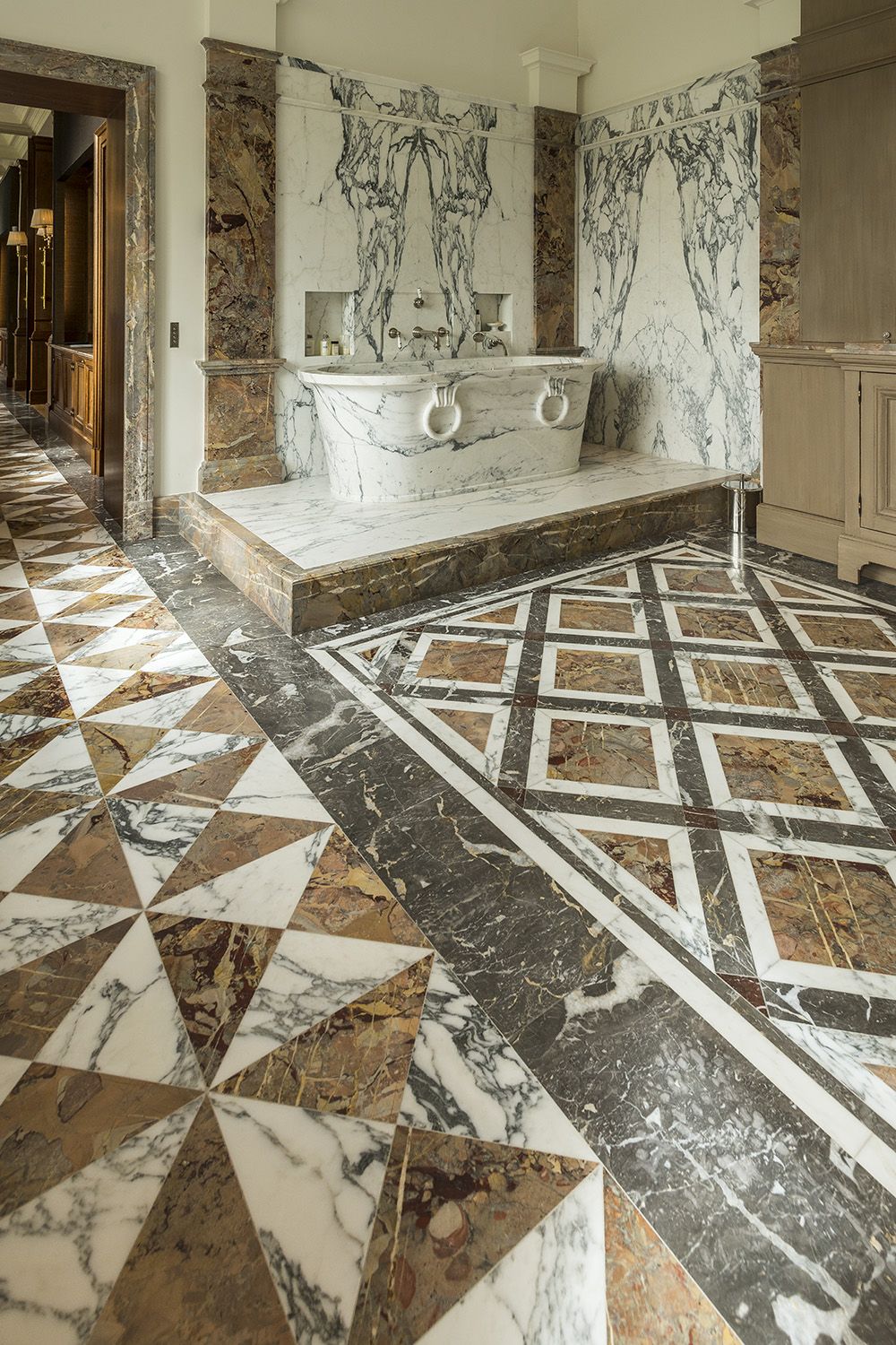 salle de bain avec bain massif et dallage en arabescatto et sarrancolin