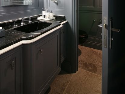 Toilette en noir marquina poli
