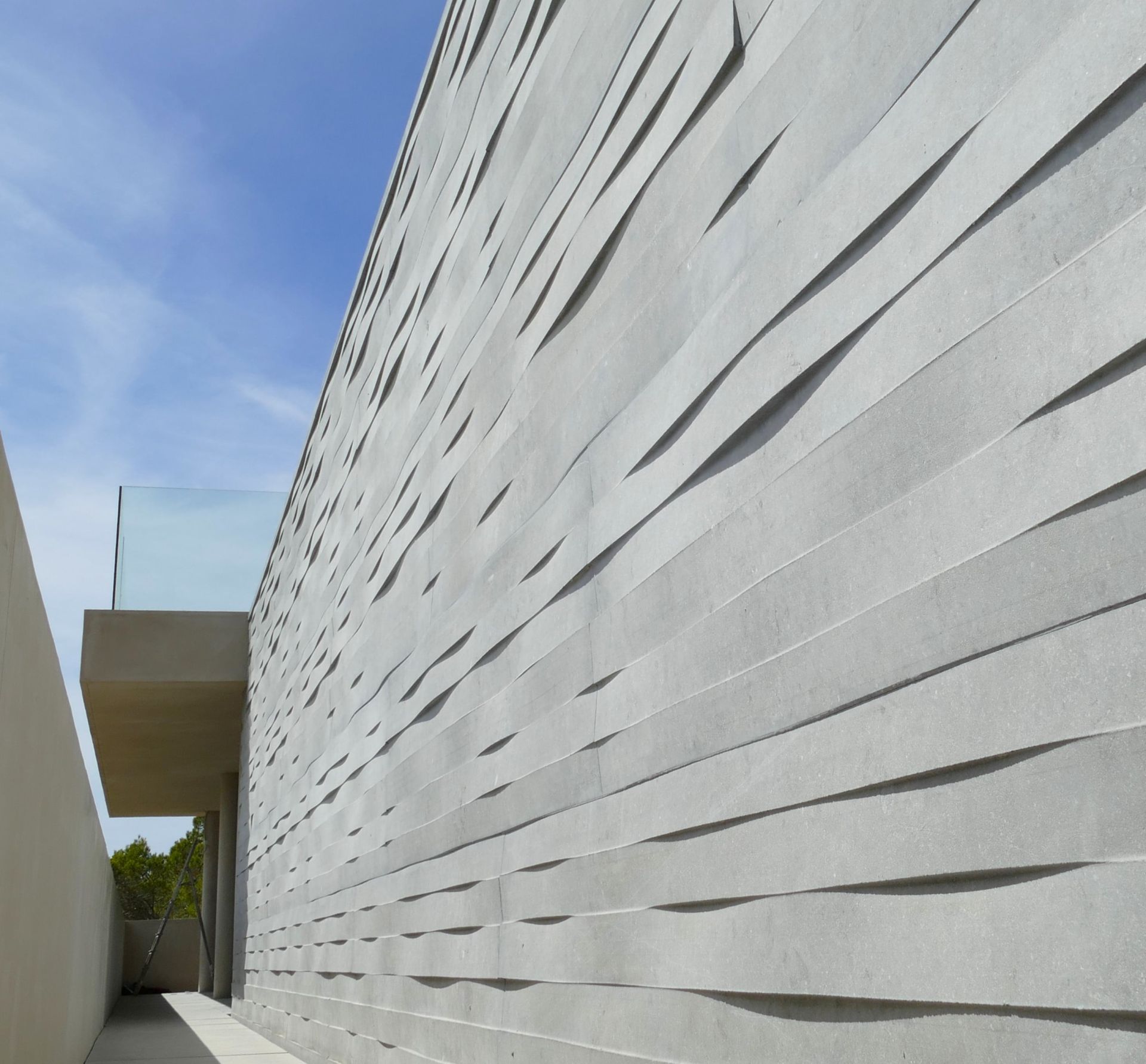 mur en pierre bleu sablée 1