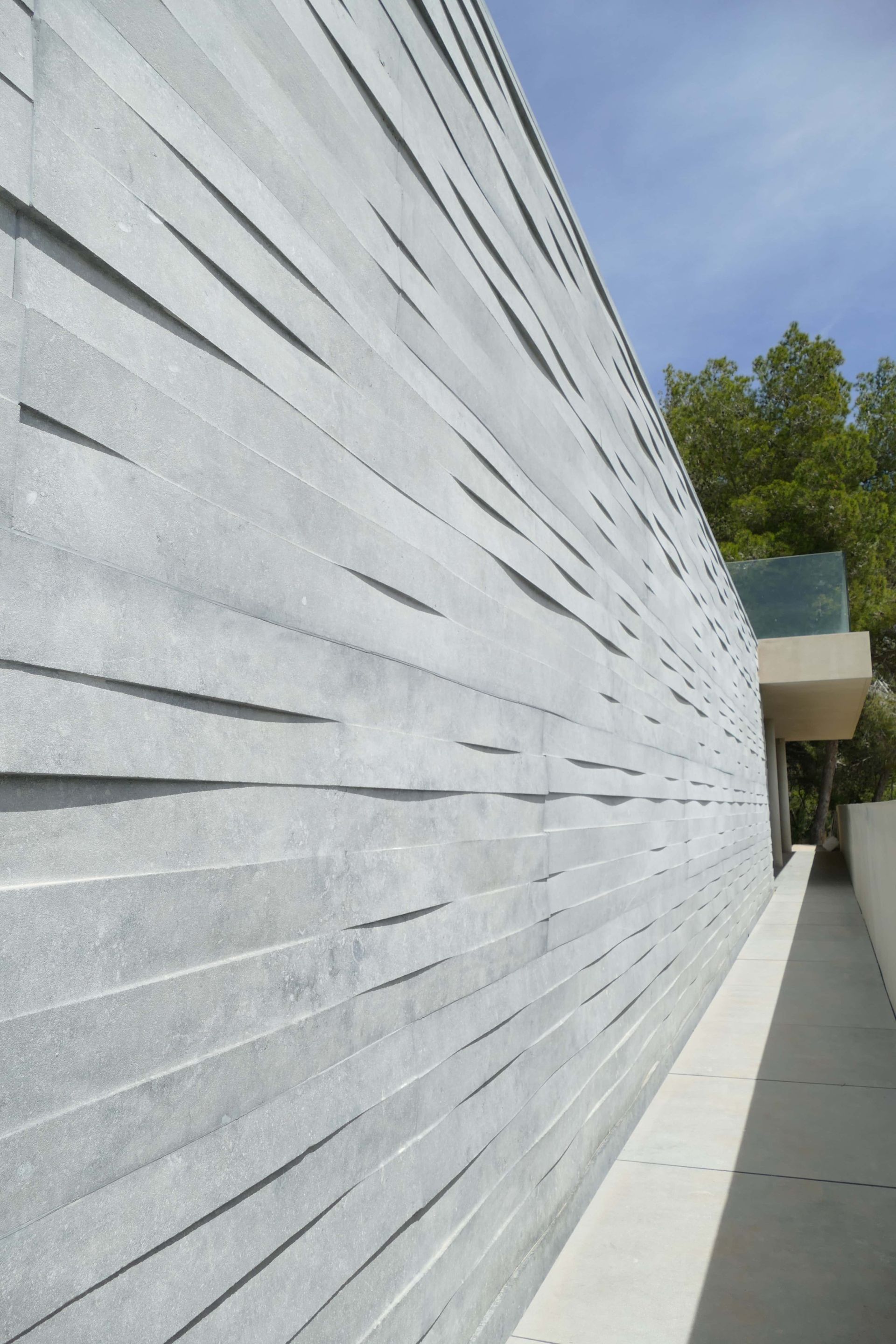 Mur cascade en pierre bleu sablée