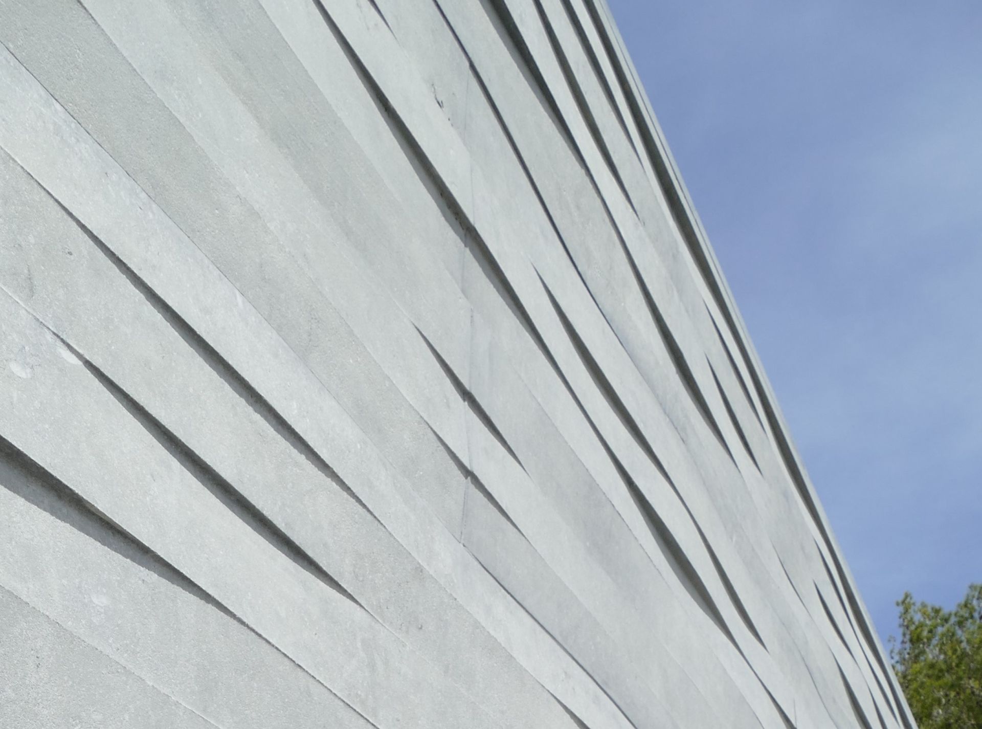 Mur cascade en pierre bleu sablée