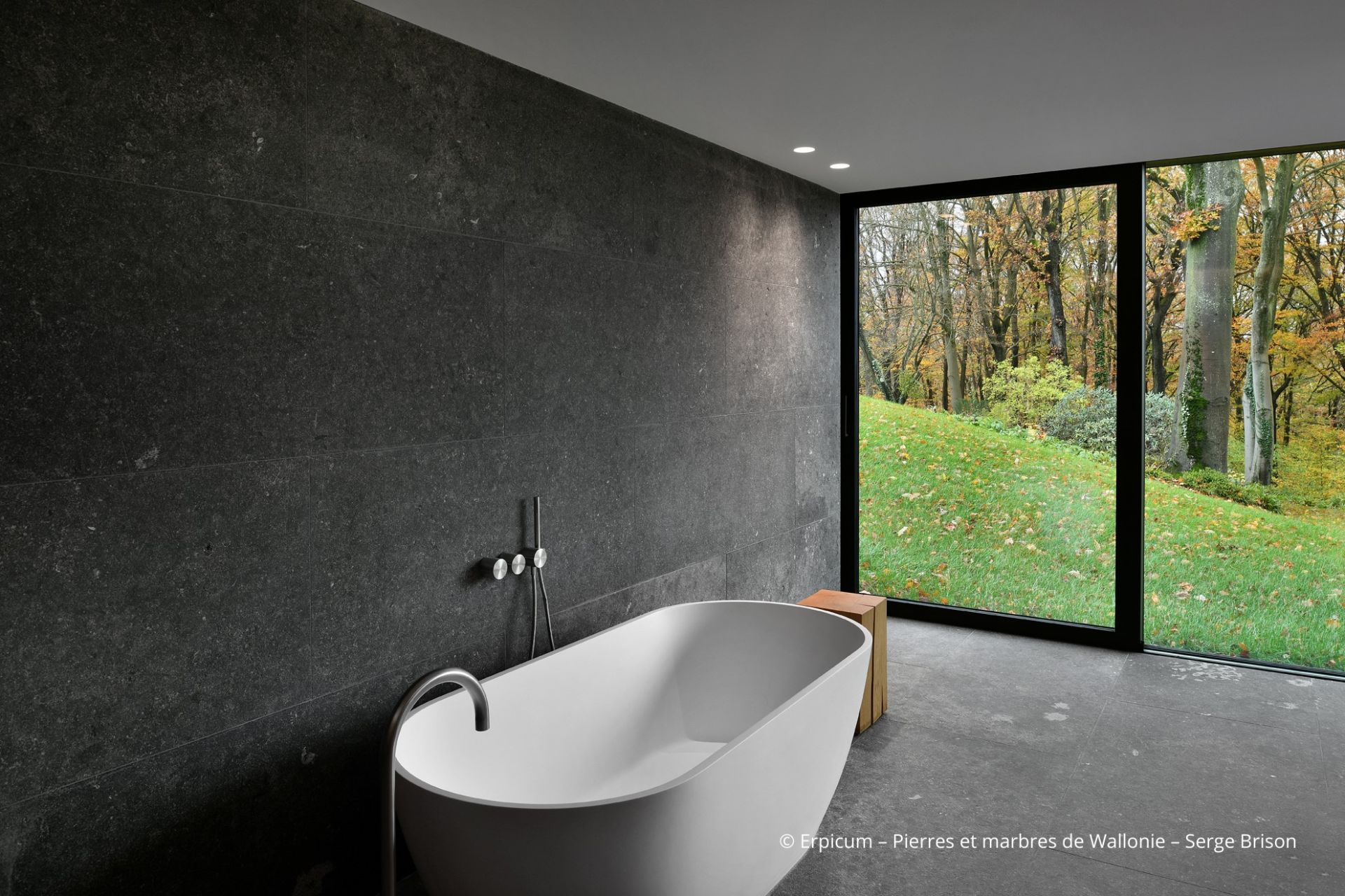 salle de bain en pierre bleu Enoluce