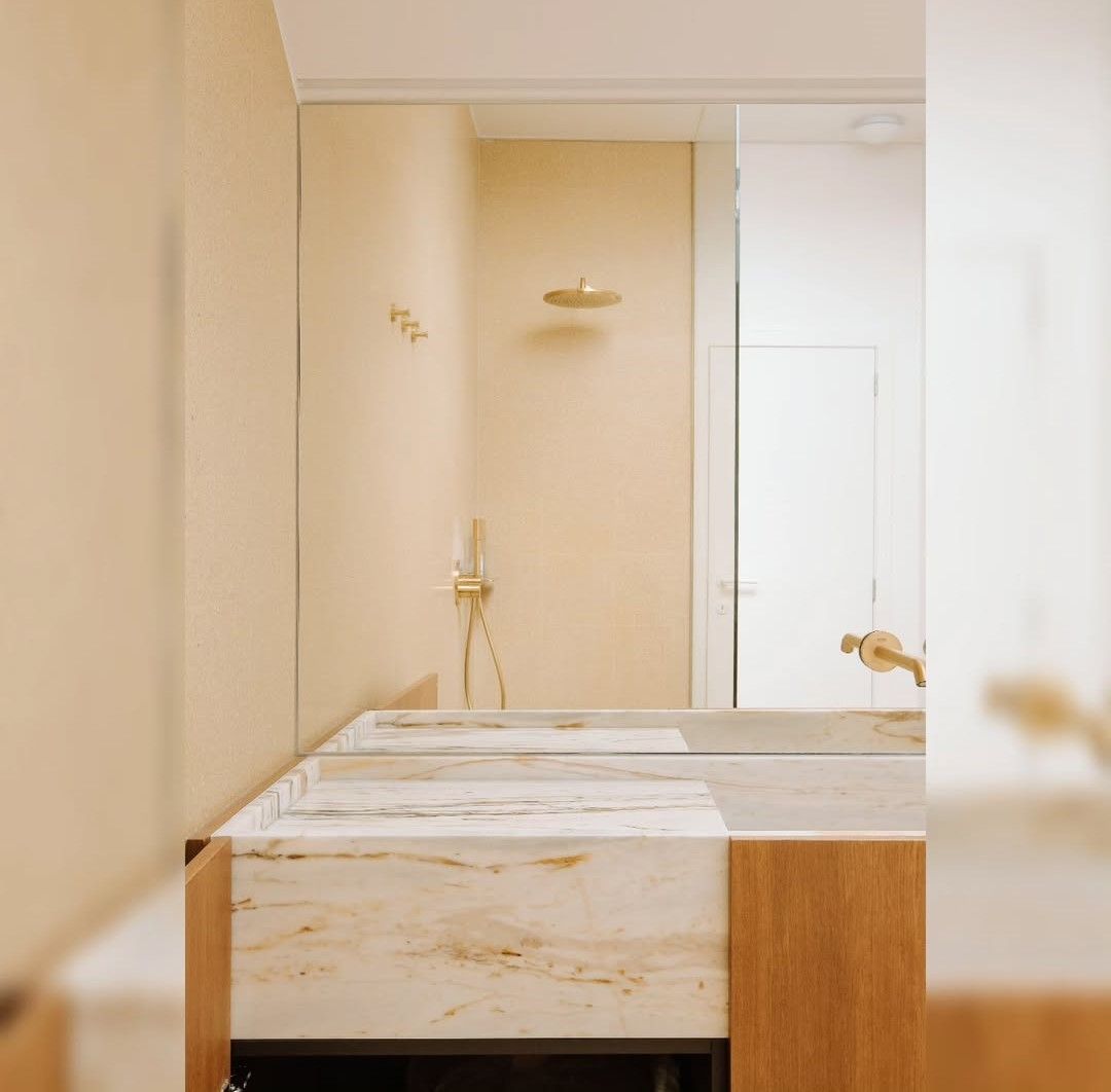 salle de bain en calacatta cielo bleu extra