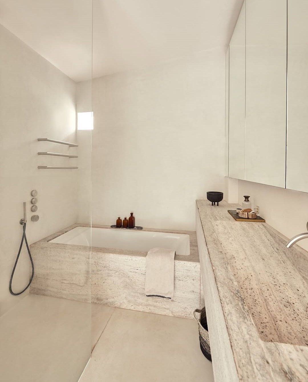 Salle de bain en travertin titanium micro bouchardé