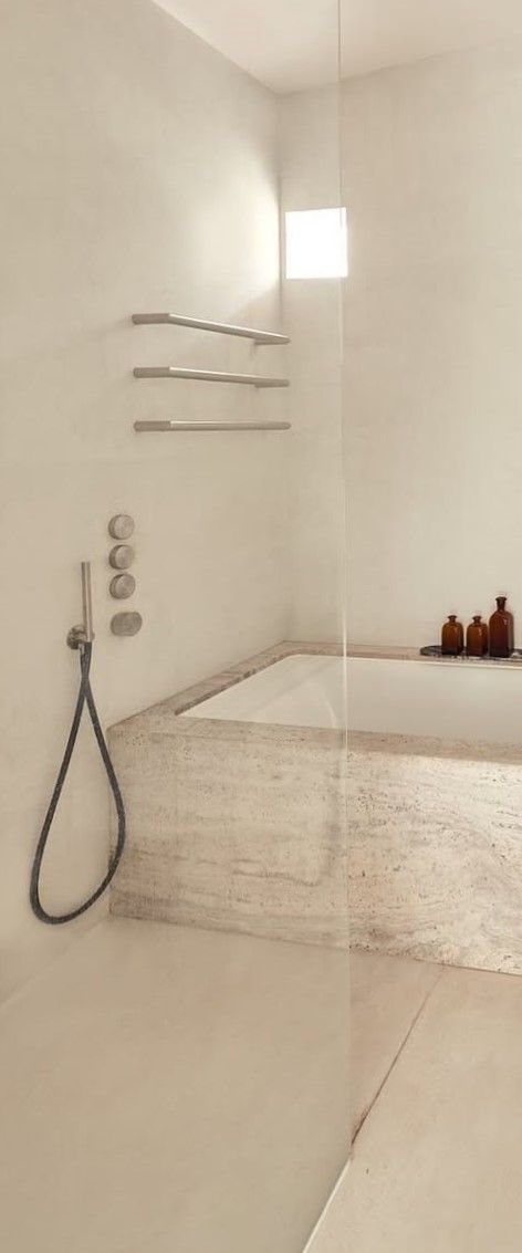 Salle de bain en travertin titanium micro bouchardé