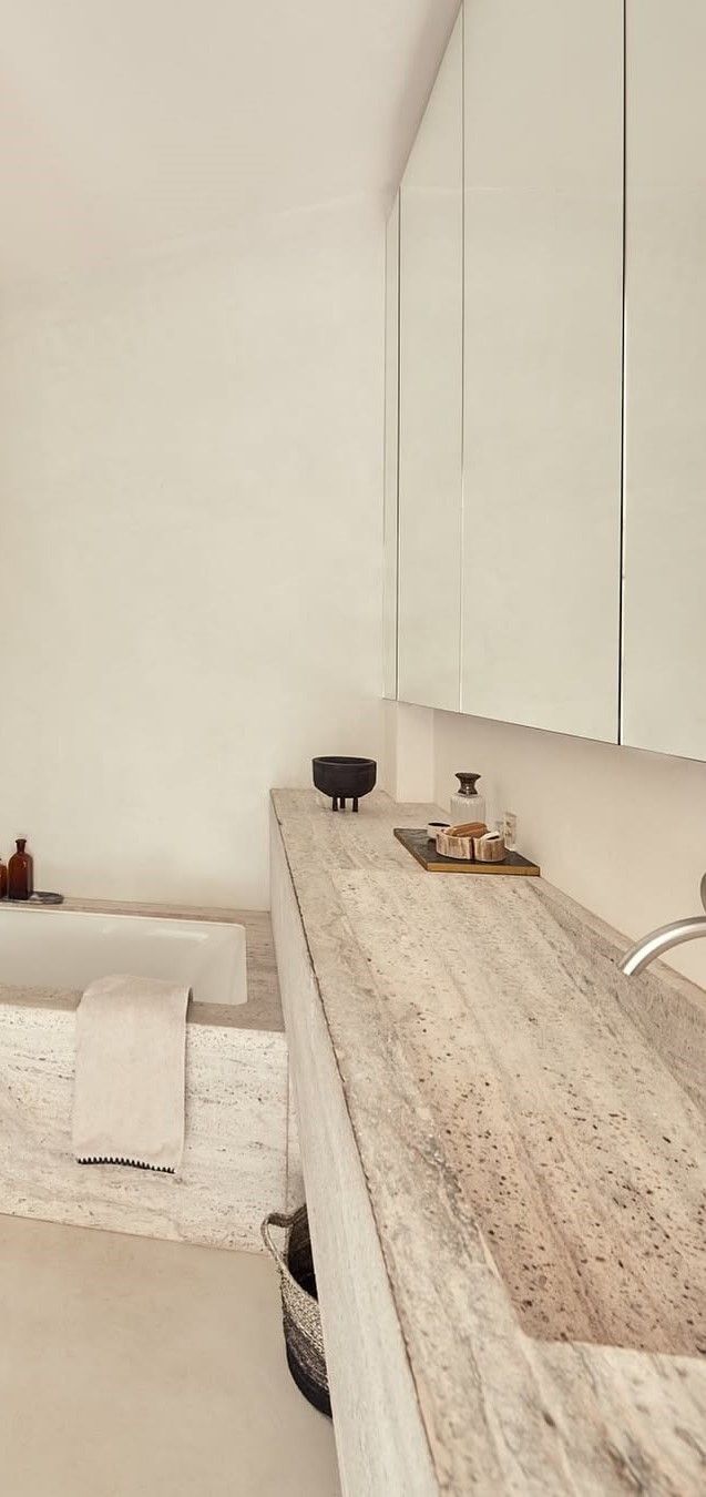 Salle de bain en travertin titanium micro bouchardé